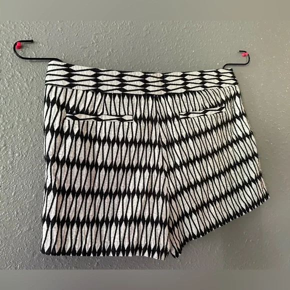 Woman’s Joe Fresh Brocade Cream and Black Shorts Size 8 New Used Condition - Picture 8 of 9